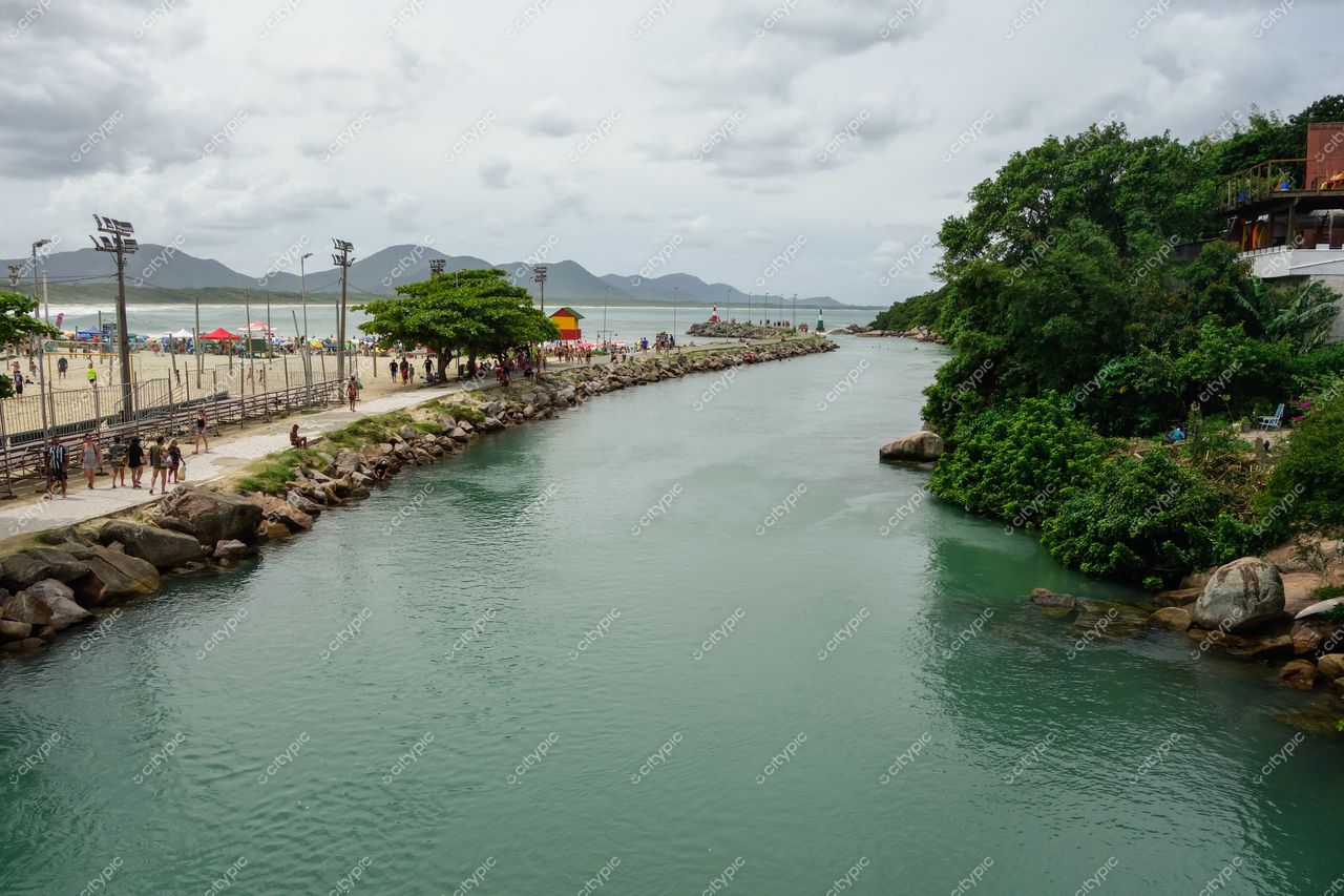 Florianópolis, Santa Catarina, vista do canal com calçadão e barracas coloridas em dia parcialmente nublado