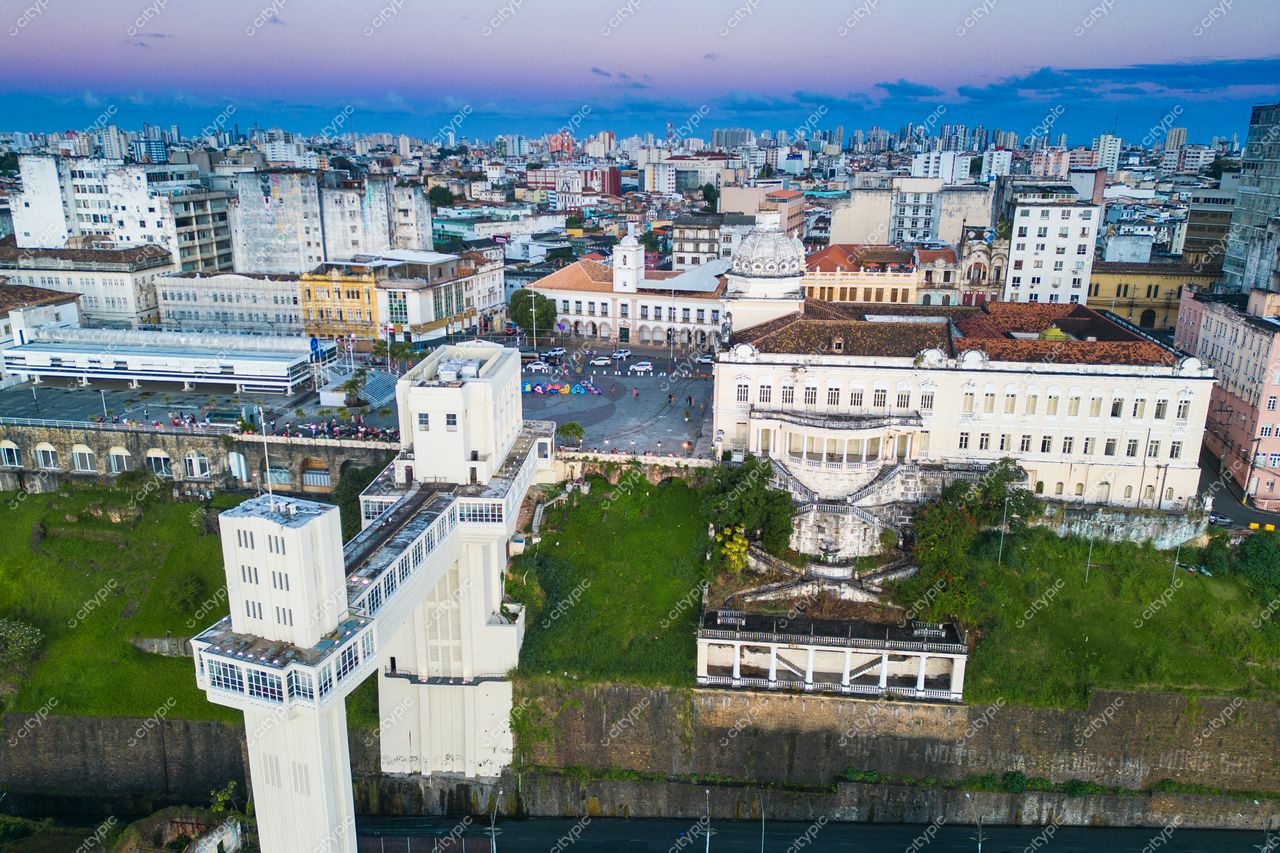 Salvador, Bahia vista aérea ao amanhecer com arquitetura histórica, urbanização contemporânea e áreas verdes nas encostas