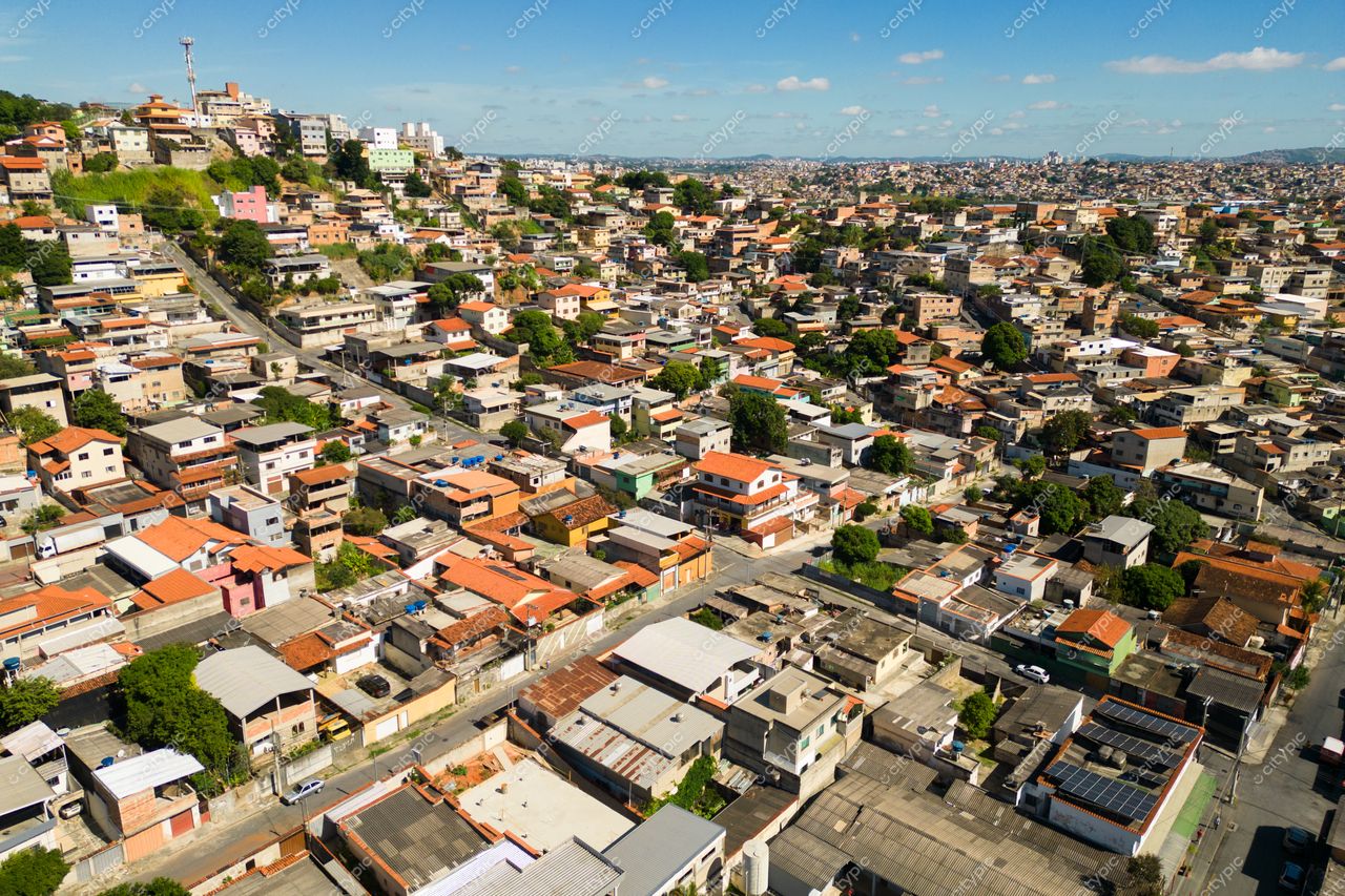 Belo Horizonte, Minas Gerais, vista panorâmica de bairro com casas coloridas e ruas sinuosas em dia ensolarado