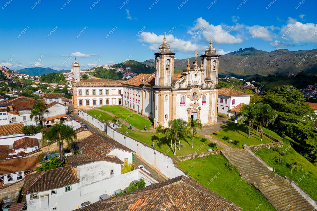 Ouro Preto, Minas Gerais vista aérea com Igreja de São Francisco de Assis e colinas verdes em dia claro