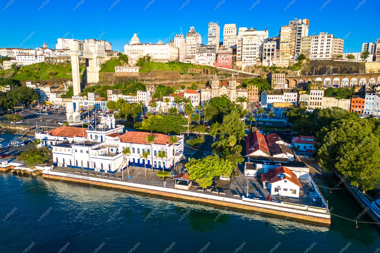 Salvador, Bahia vista aérea com arquitetura colonial à beira-mar e relevo montanhoso em dia ensolarado
