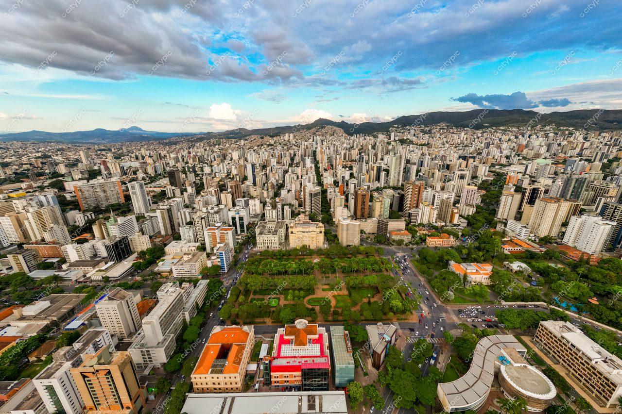 Belo Horizonte, Minas Gerais com vista panorâmica da cidade ao entardecer e áreas verdes contrastando com edifícios altos