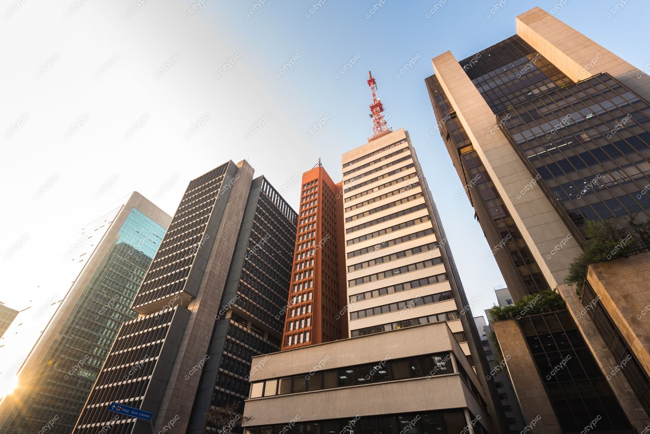São Paulo, São Paulo, vista urbana de arranha-céus modernos com iluminação suave do final da tarde e antena vermelha
