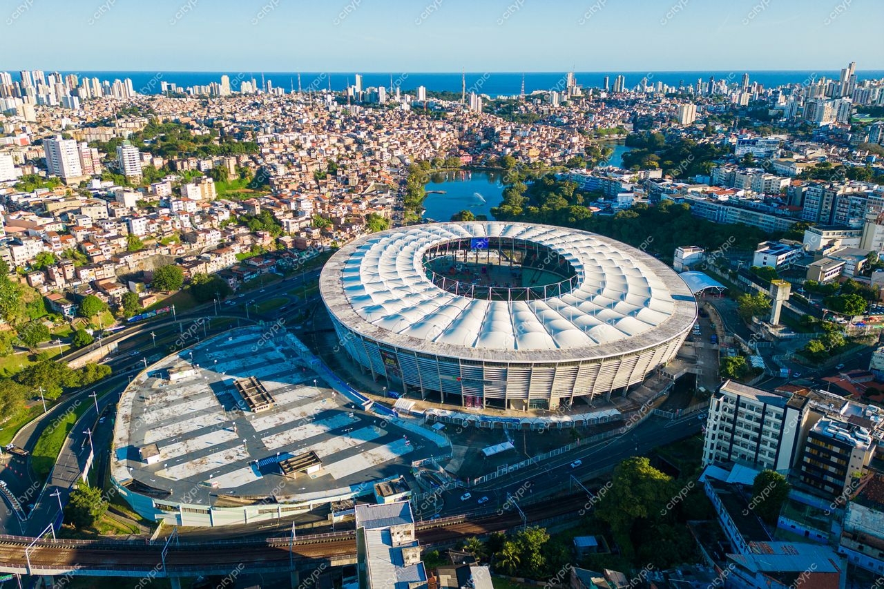 Salvador, Bahia vista aérea do moderno estádio com telhado em concha cercado por urbanização e vegetação