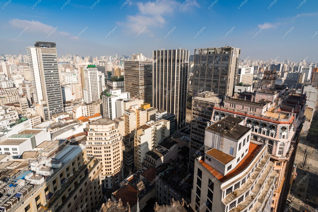 São Paulo, São Paulo, vista panorâmica da densa paisagem urbana com edifícios modernos e históricos sob céu azul claro