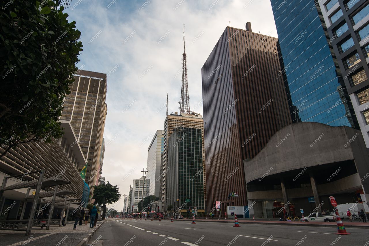 São Paulo, São Paulo, manhã parcialmente nublada com edifícios modernos e avenida ampla sem tráfego intenso