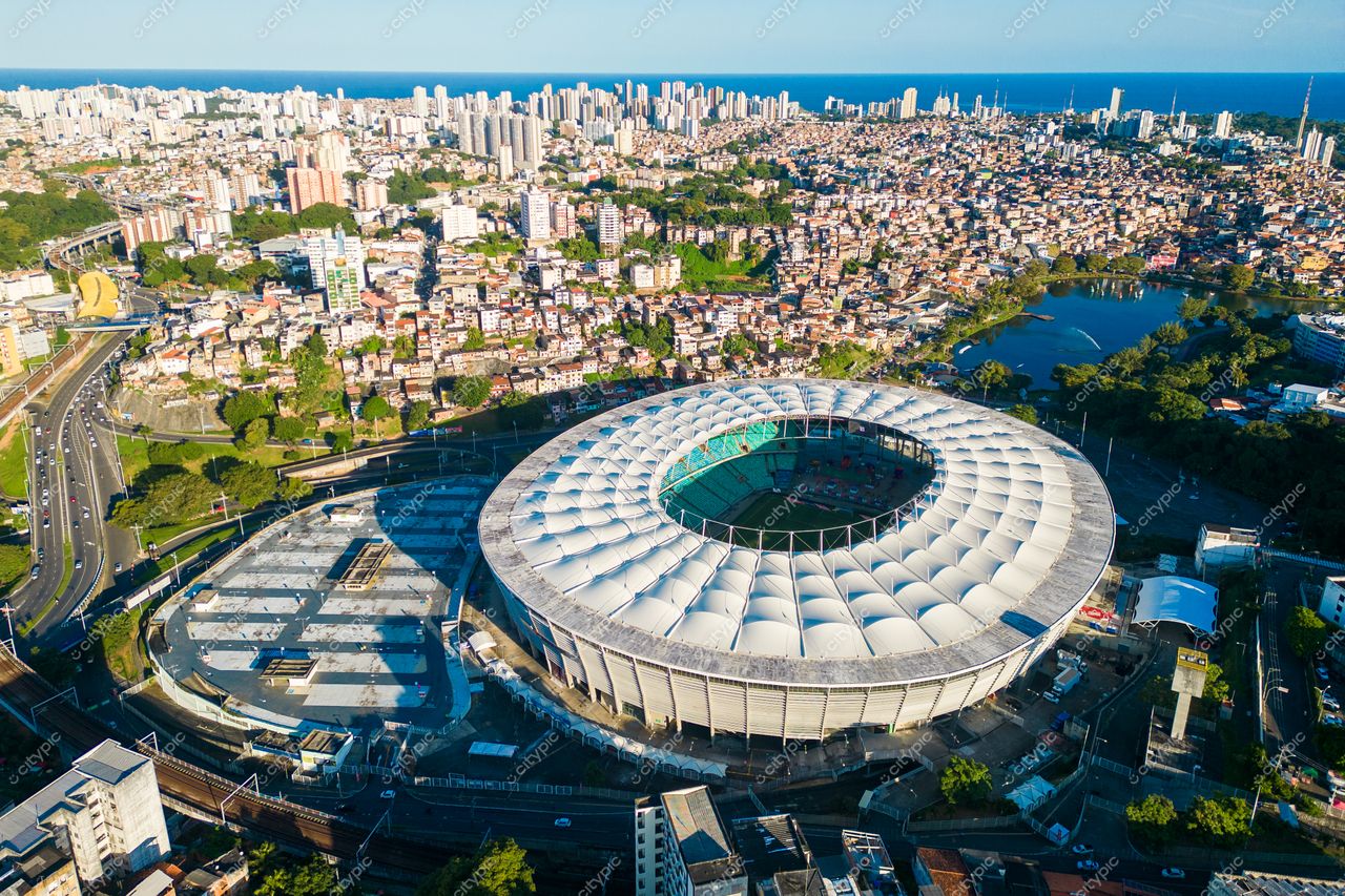 Salvador, Bahia vista aérea do Estádio Fonte Nova com arquitetura moderna e vegetação ao fundo em dia claro
