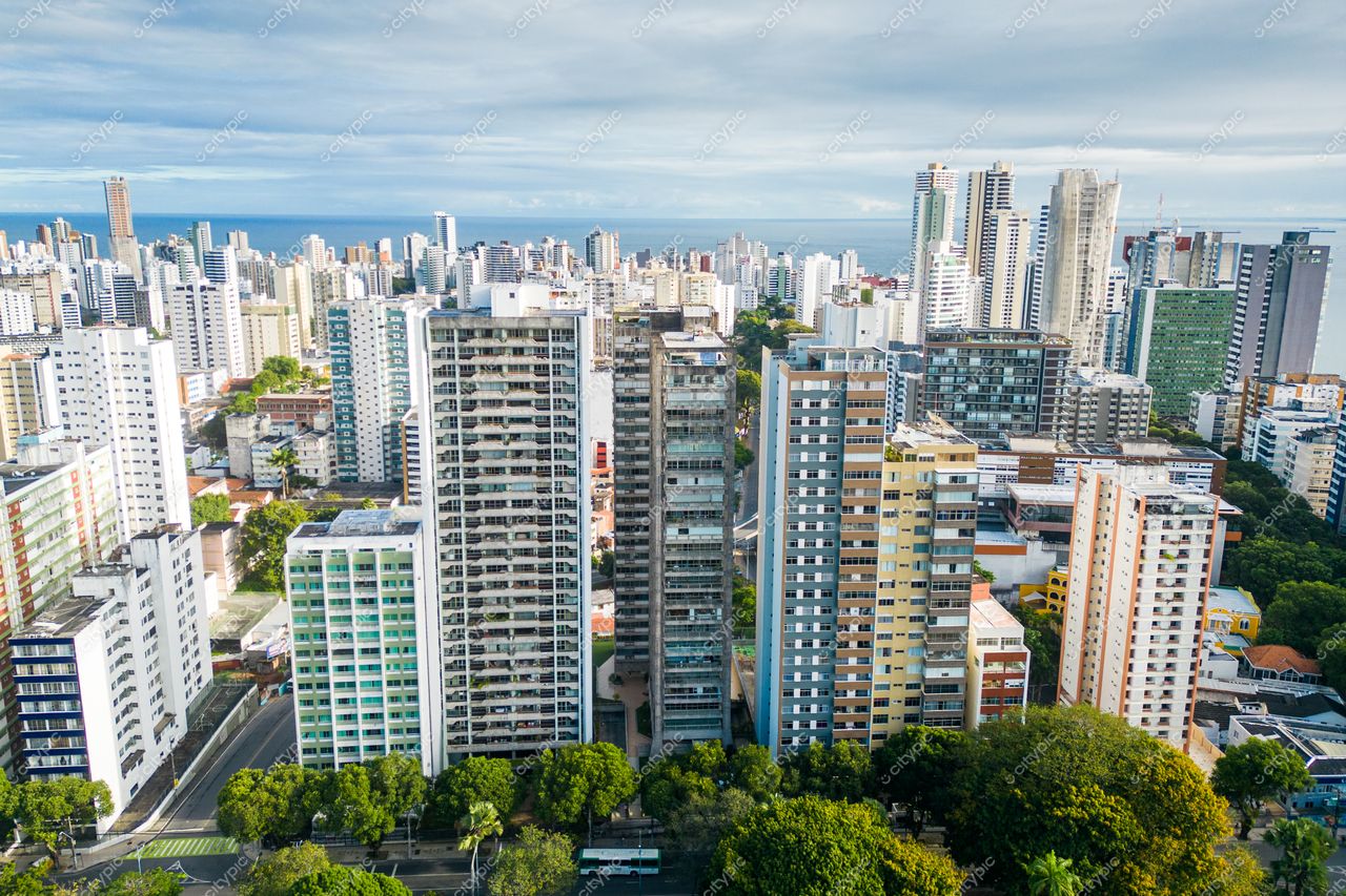 Salvador, Bahia vista aérea em dia parcialmente nublado com arquitetura vertical e áreas verdes entre os edifícios