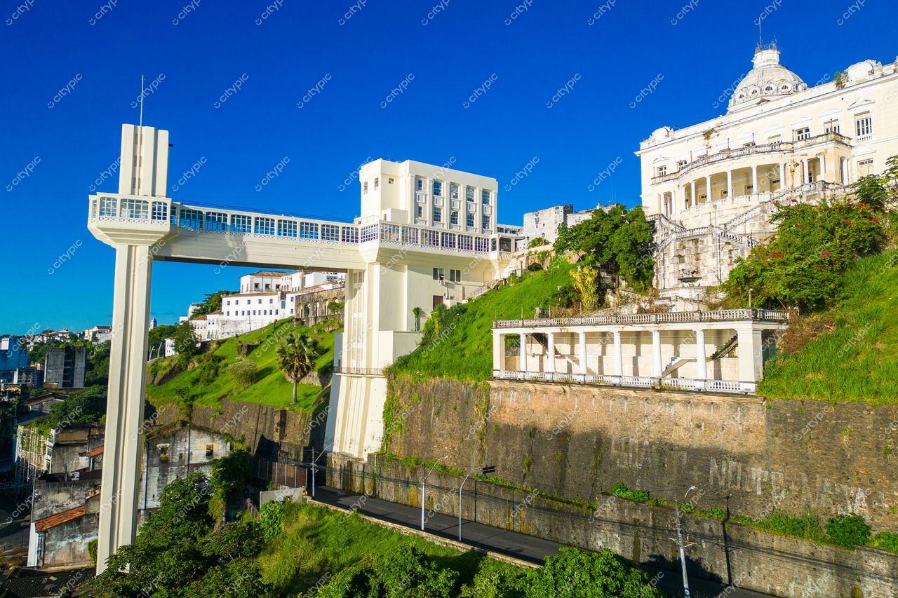 Salvador, Bahia com elevador panorâmico e edifício histórico em dia ensolarado e relevo acidentado nas ruas