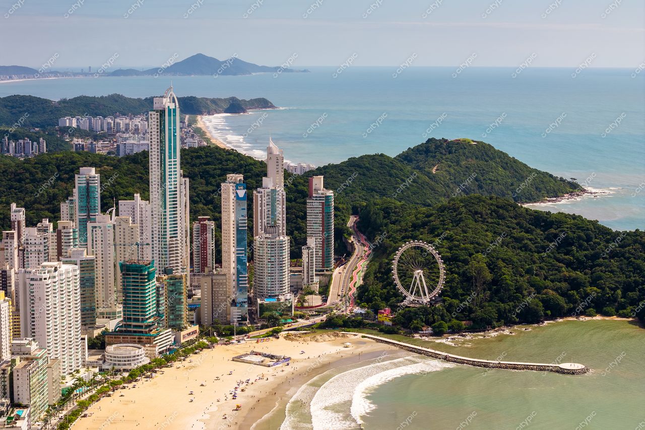 Balneário Camboriú, Santa Catarina vista panorâmica com roda gigante, arranha-céus e vegetação exuberante em dia ensolarado