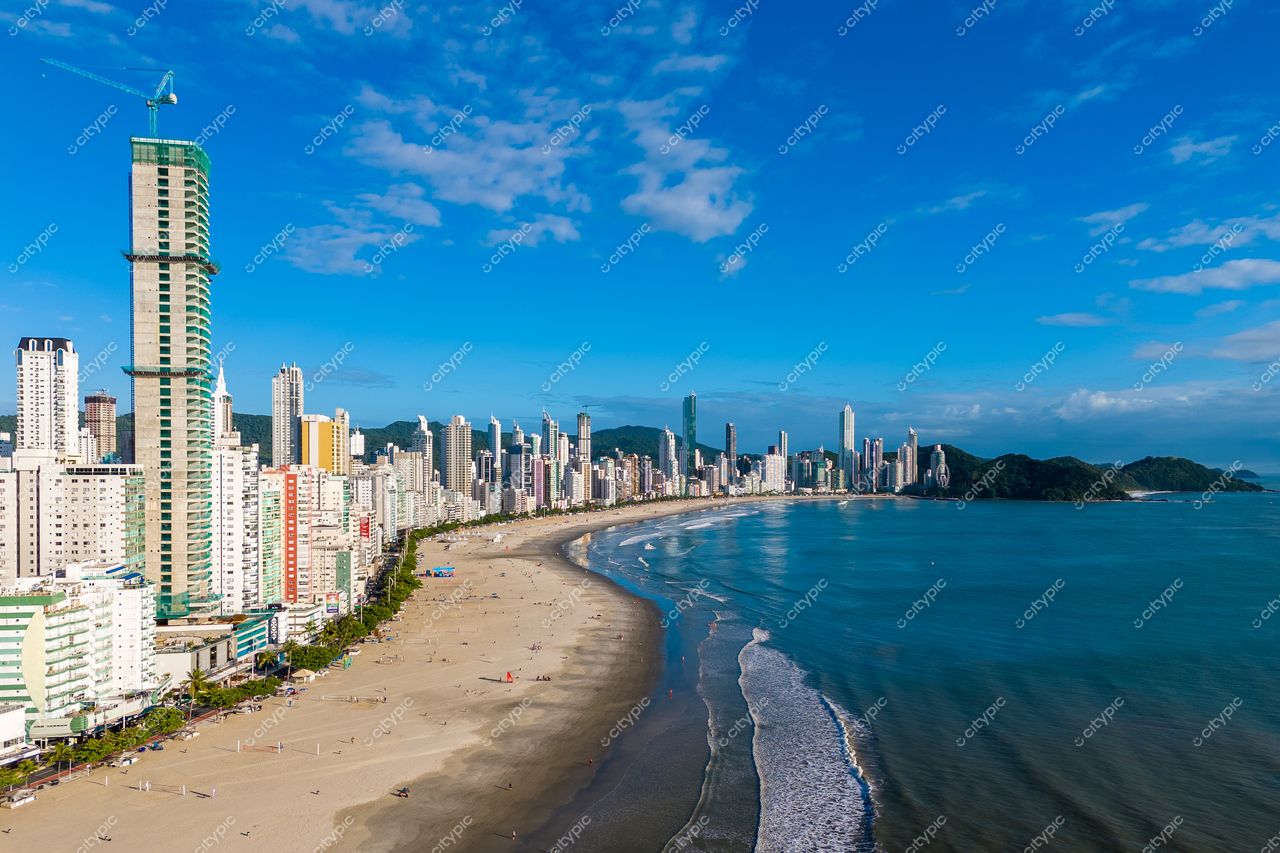 Balneário Camboriú, Santa Catarina, vista panorâmica com arranha-céus, praia clara e vegetação em dia ensolarado