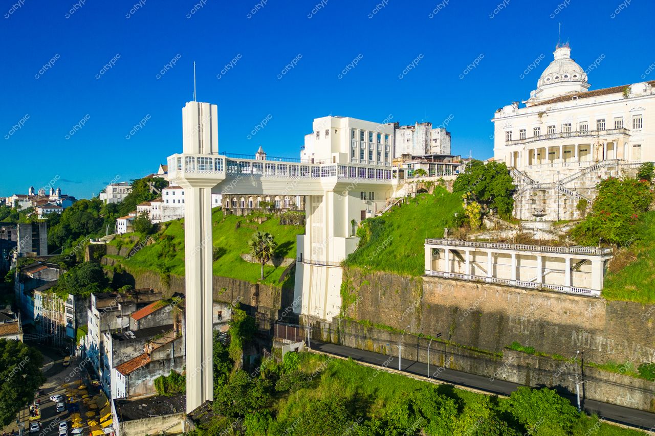 Salvador, Bahia vista da passarela elevada com vegetação exuberante e arquitetura histórica em dia ensolarado