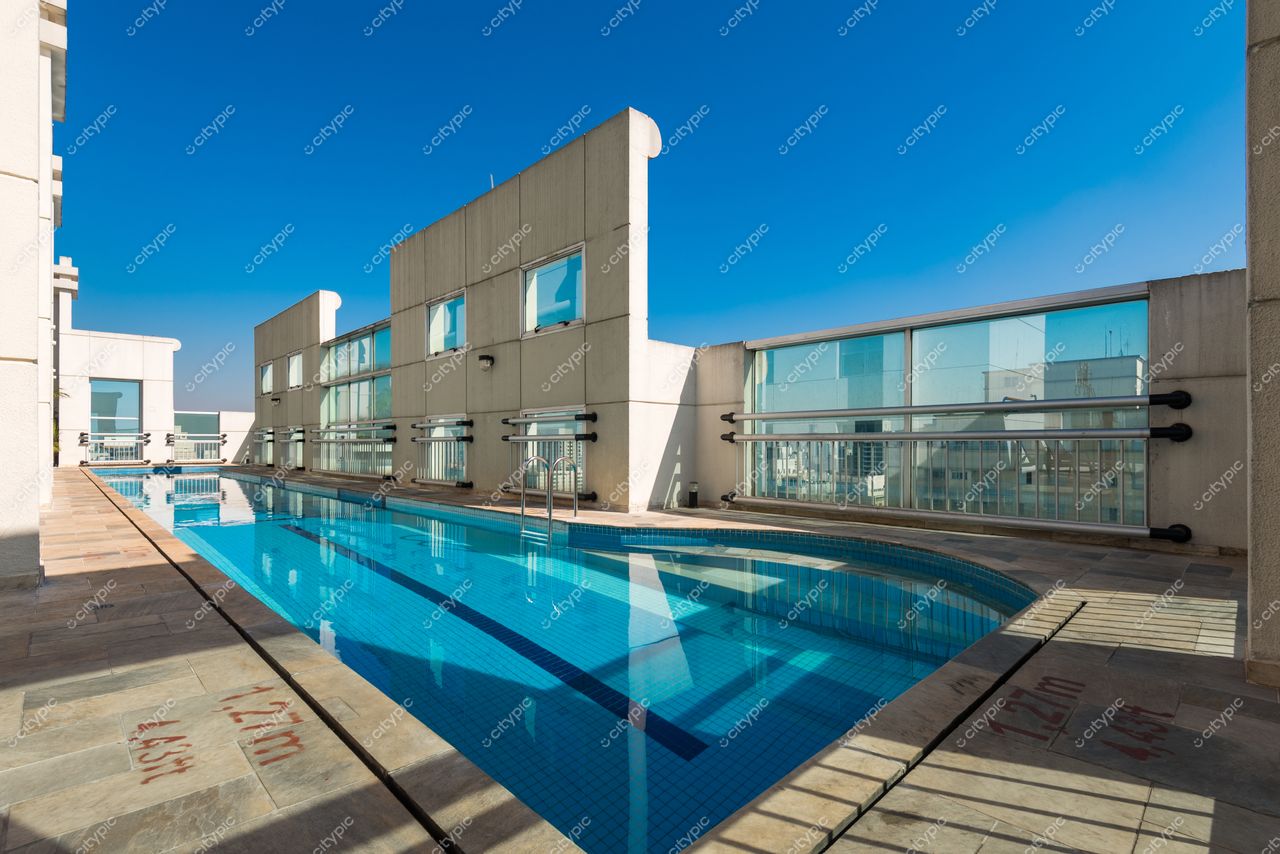São Paulo, São Paulo, piscina em rooftop com azulejos azuis e arquitetura moderna sob céu azul claro e luz do dia