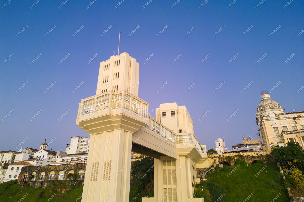 Salvador, Bahia, estrutura arquitetônica moderna elevada sob céu azul com vegetação e construções típicas ao fundo