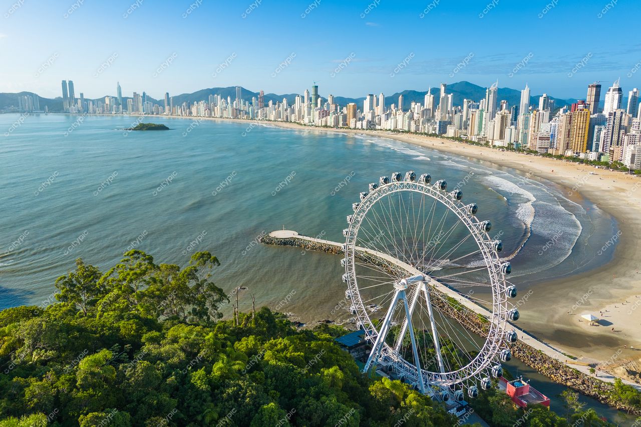 Balneário Camboriú, Santa Catarina vista panorâmica com roda-gigante, vegetação exuberante e arranha-céus sob céu claro
