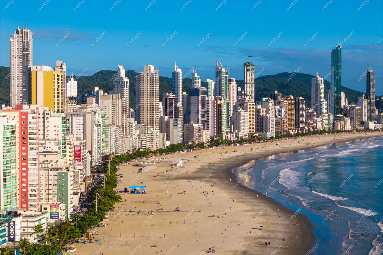 Balneário Camboriú, Santa Catarina, praia com arranha-céus modernos sob céu claro e vegetação nas ruas