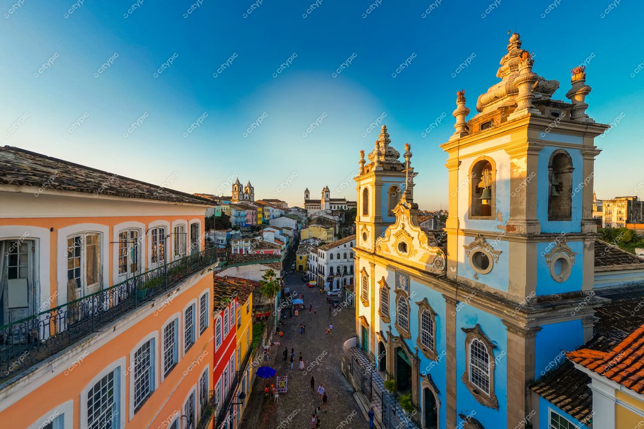 Salvador, Bahia vista aérea do Centro Histórico ao entardecer com edifícios coloniais e atmosfera tranquila de pedestres