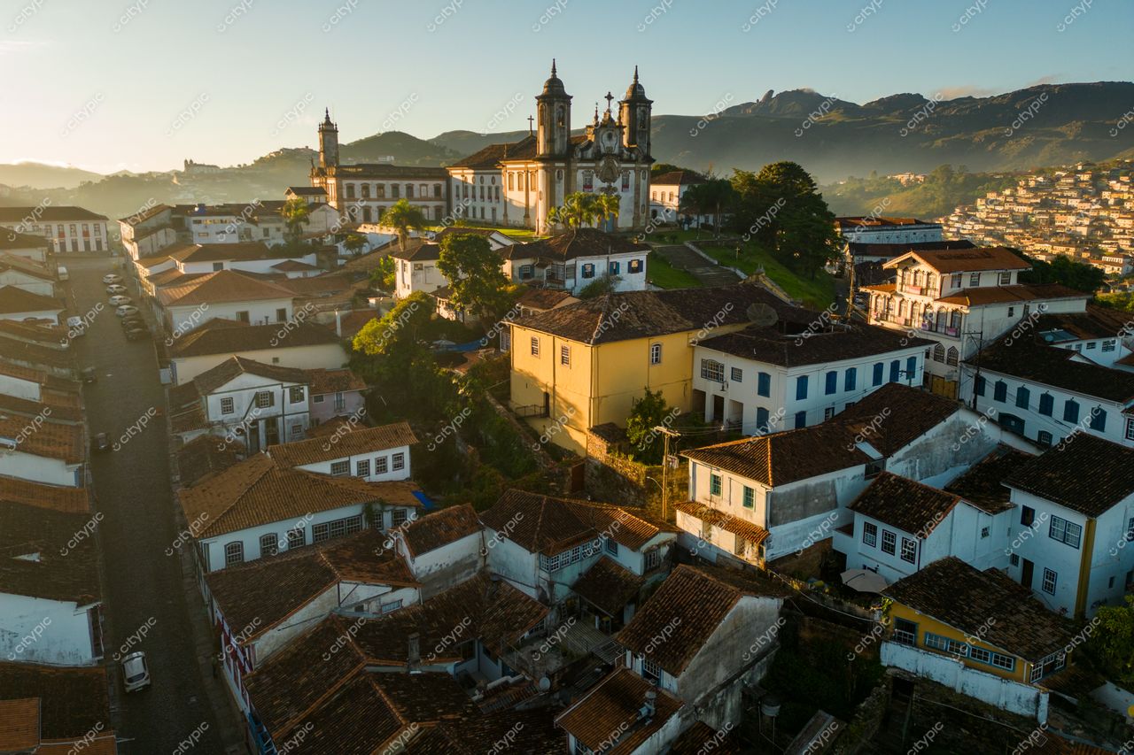 Ouro Preto, Minas Gerais, vista panorâmica ao amanhecer com arquitetura colonial e vegetação verde em destaque