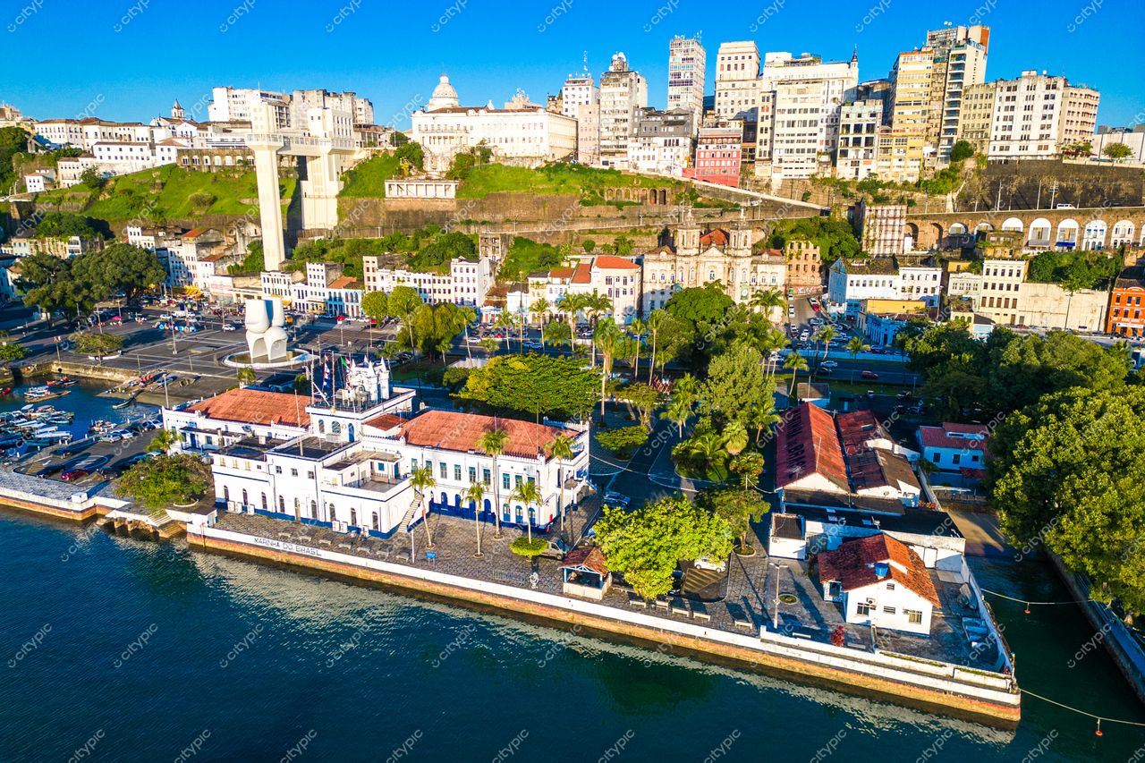 Salvador, Bahia vista panorâmica do waterfront com arquitetura colonial e moderna sob luz do dia e vegetação abundante