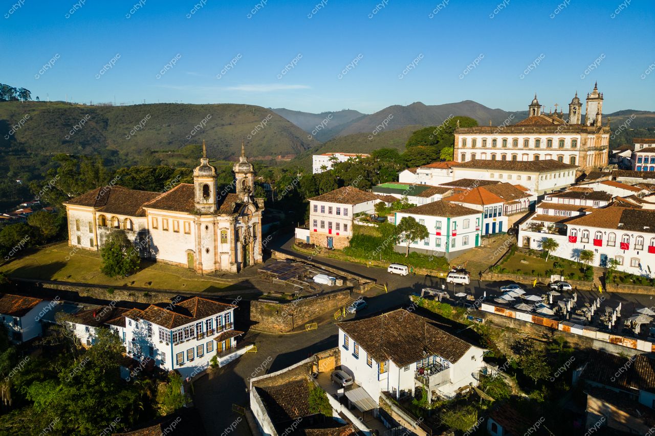 Ouro Preto, Minas Gerais vista aérea com arquitetura colonial e igrejas em destaque sob iluminação suave da manhã