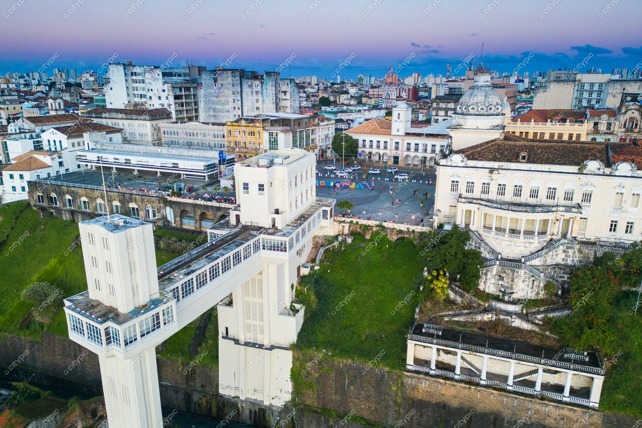 Salvador, Bahia vista aérea do Elevador Lacerda ao pôr do sol com edifícios históricos e áreas verdes adjacentes