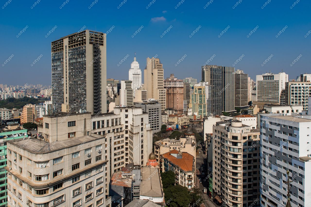 São Paulo, São Paulo com vista panorâmica destacando diversidade arquitetônica em dia ensolarado e áreas verdes visíveis