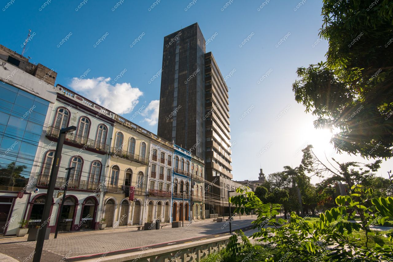 Belém, Pará, área urbana com edifícios históricos e arranha-céu sob céu azul ao entardecer tranquilo