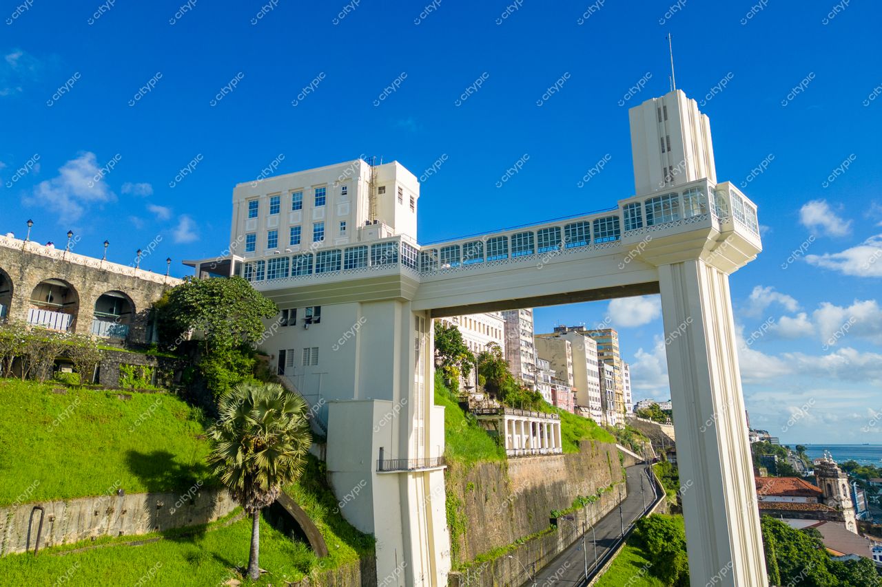 Salvador, Bahia, Elevador Lacerda em dia ensolarado com céu azul e vegetação ao redor da estrutura moderna