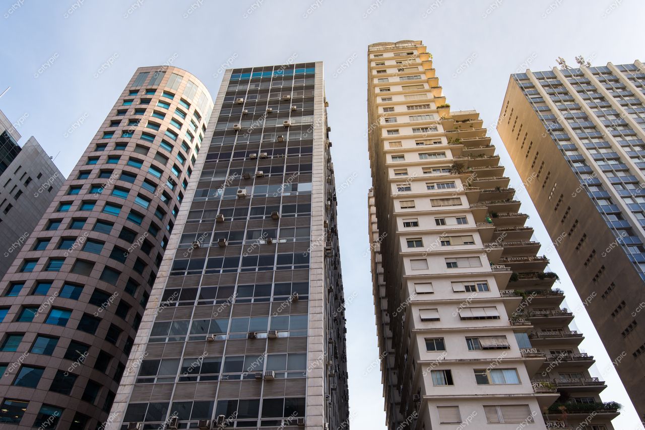 São Paulo, São Paulo, vista vertical de edifícios modernos em dia ensolarado com iluminação suave do final da tarde