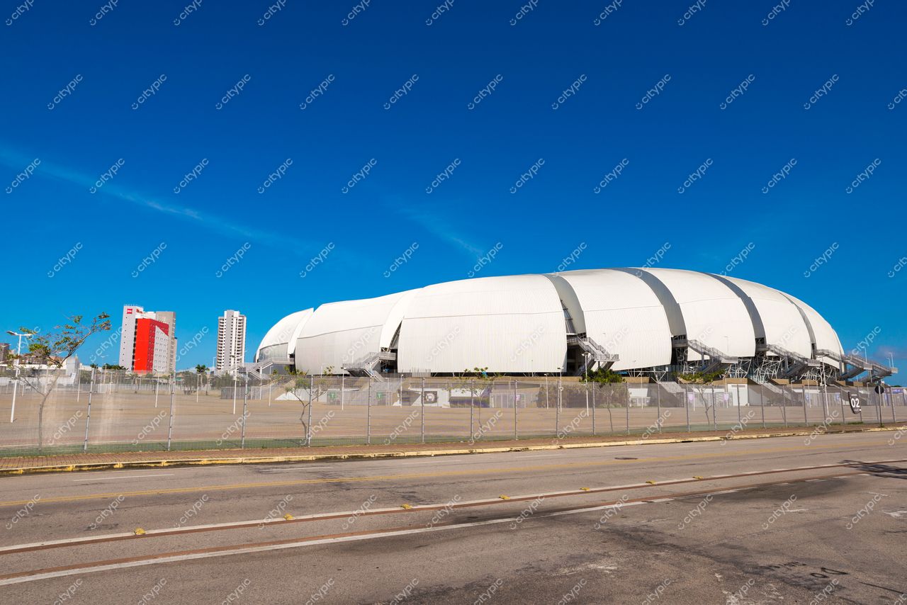Natal, Rio Grande do Norte, arquitetura moderna da Arena das Dunas sob céu azul em dia ensolarado e rua deserta