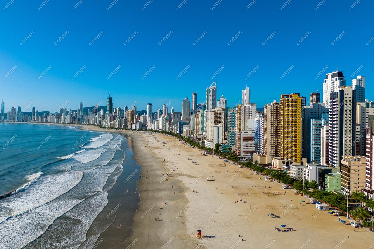 Balneário Camboriú, Santa Catarina vista panorâmica da praia ao entardecer com edifícios modernos e mar calmo