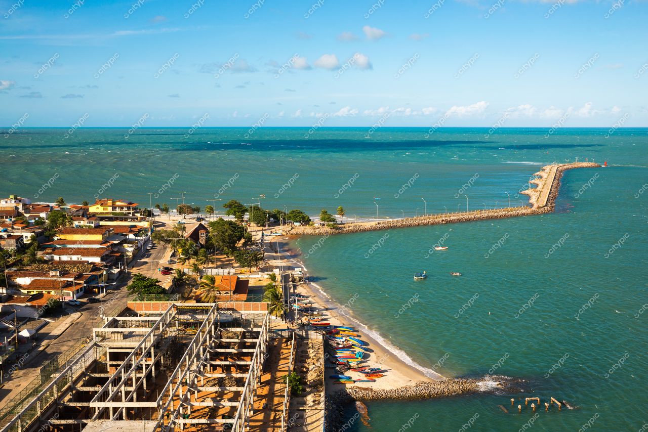 Natal, Rio Grande do Norte com vista panorâmica da costa e píer em dia ensolarado e céu claro