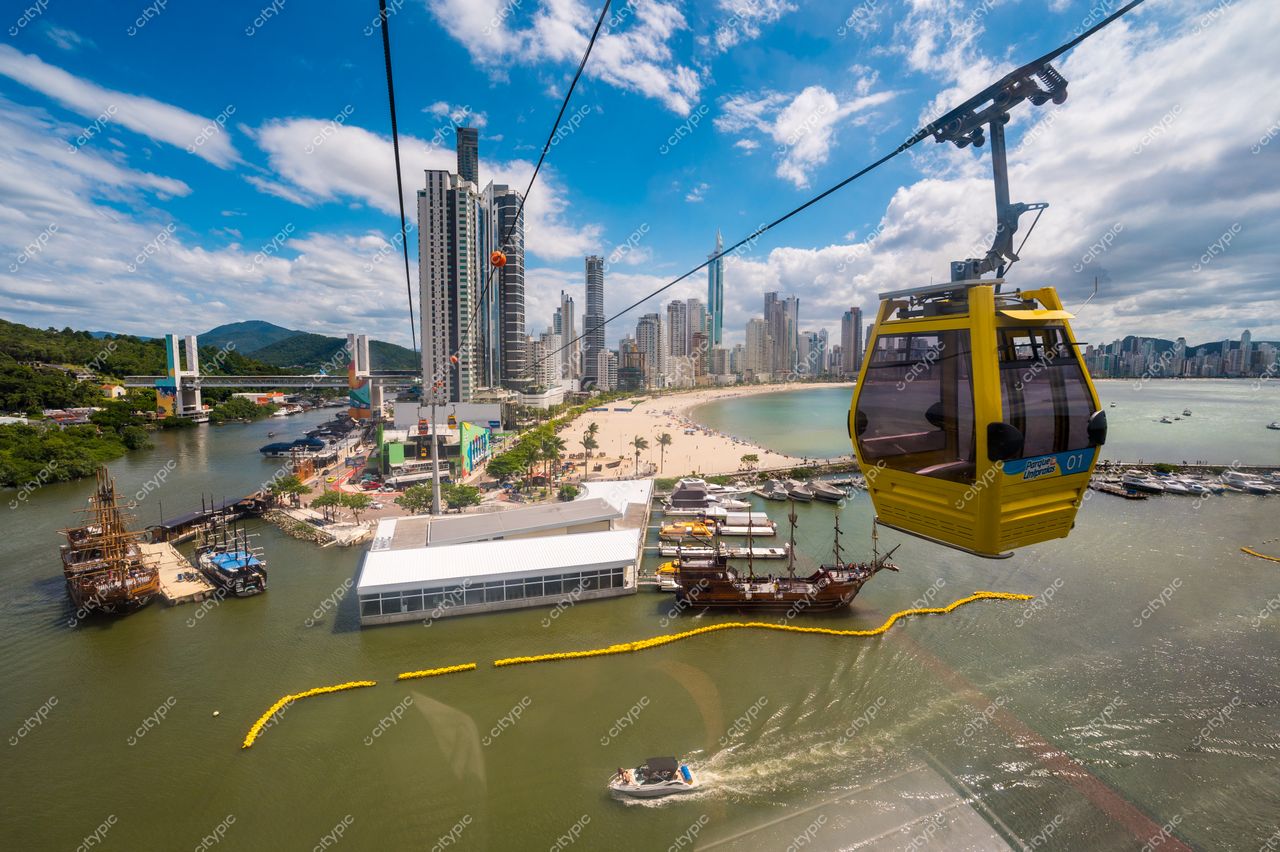 Balneário Camboriú, Santa Catarina, teleférico amarelo em primeiro plano com vista da orla e arranha-céus modernos