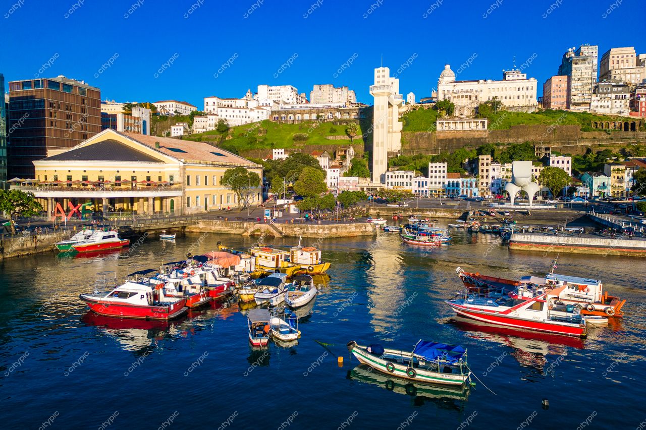 Salvador, Bahia vista panorâmica do porto com barcos coloridos