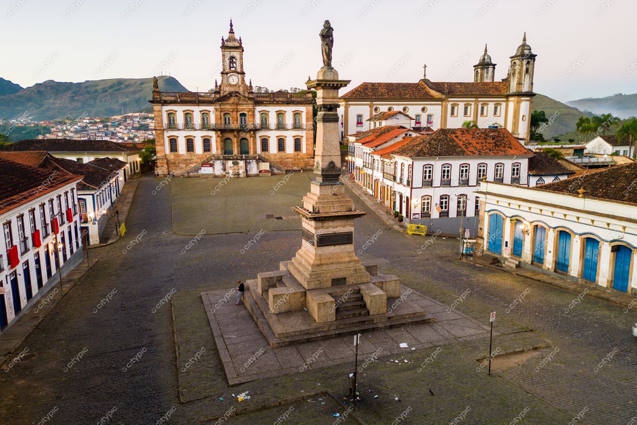 Ouro Preto, Minas Gerais com vista panorâmica da Praça Tiradentes ao amanhecer e igrejas coloniais ao fundo