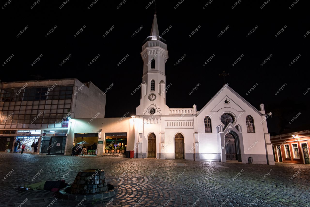 Curitiba, Paraná vista noturna da Igreja de São Francisco com iluminação suave e ambiente urbano tranquilo sem tráfego