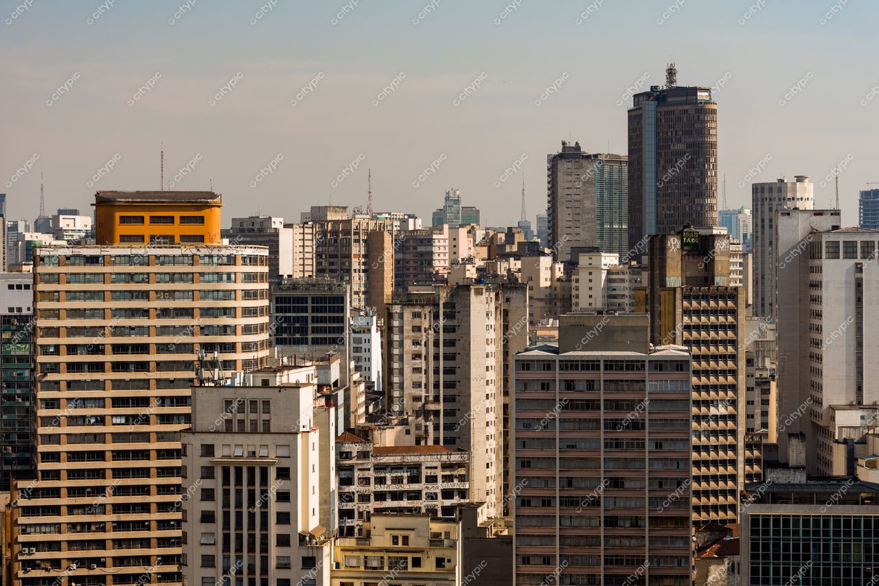 São Paulo, São Paulo, vista panorâmica da arquitetura urbana com arranha-céus em luz suave durante o dia