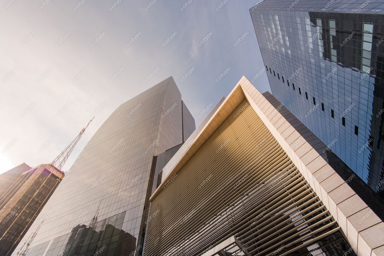 São Paulo, São Paulo, arquitetura contemporânea ao amanhecer com edifícios altos e reflexos de luz suave no céu claro