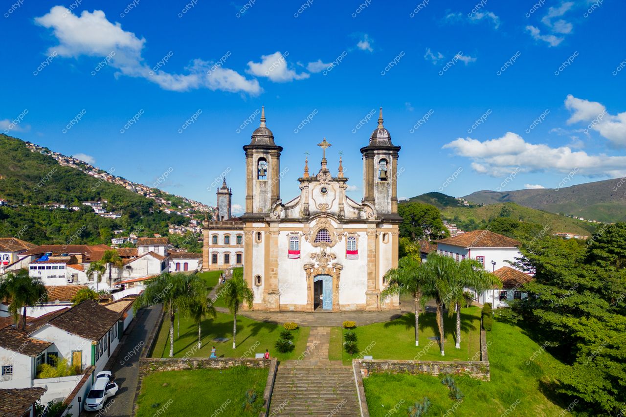 Ouro Preto, Minas Gerais, Igreja de São Francisco de Assis com palmeiras e montanhas sob céu azul durante o dia