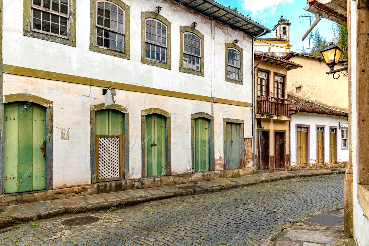 Centro Histórico de Ouro Preto em Ouro Preto com casas coloniais e iluminação suave em dia claro sem tráfego