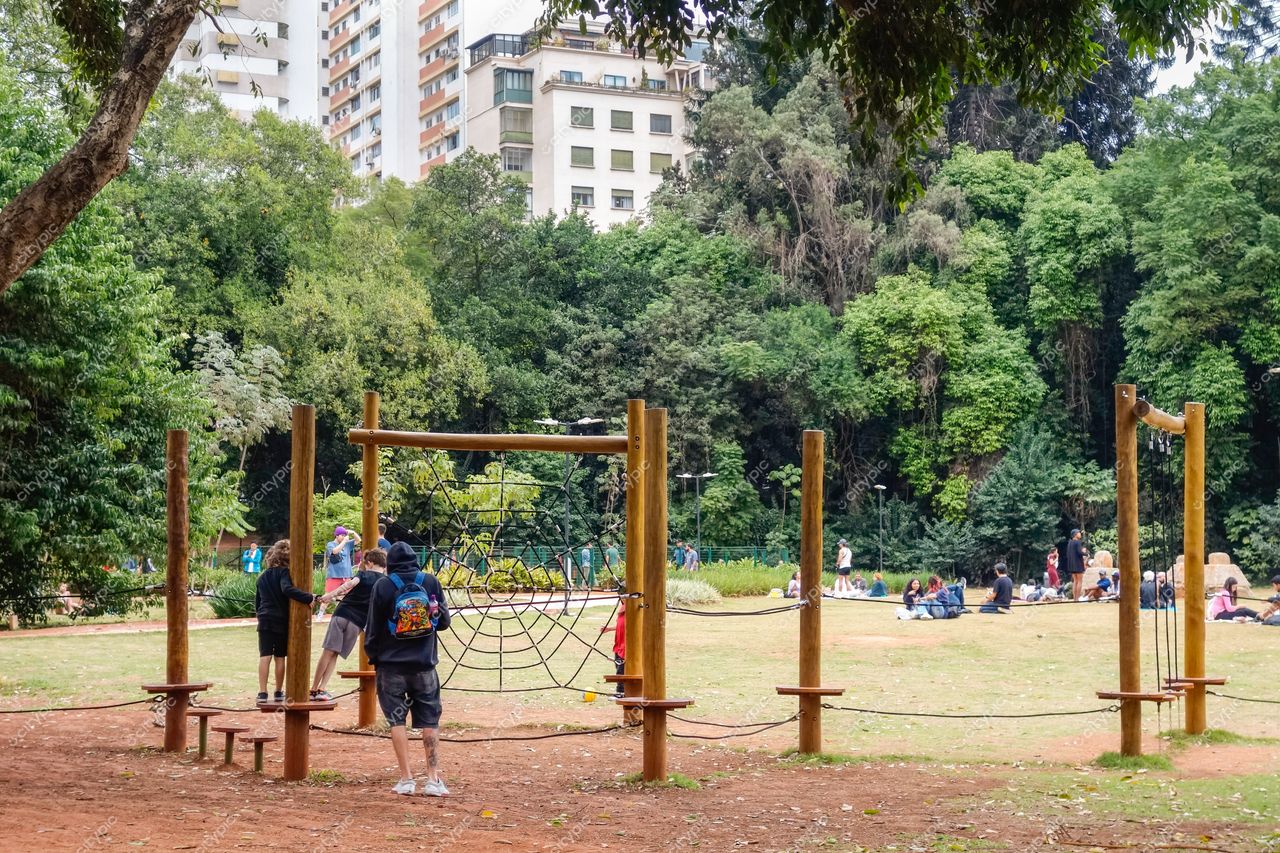 Parque Tenente Siqueira Campos (Trianon), em São Paulo, estrutura de escalada em teia com vegetação densa e edificações urbanas ao fundo