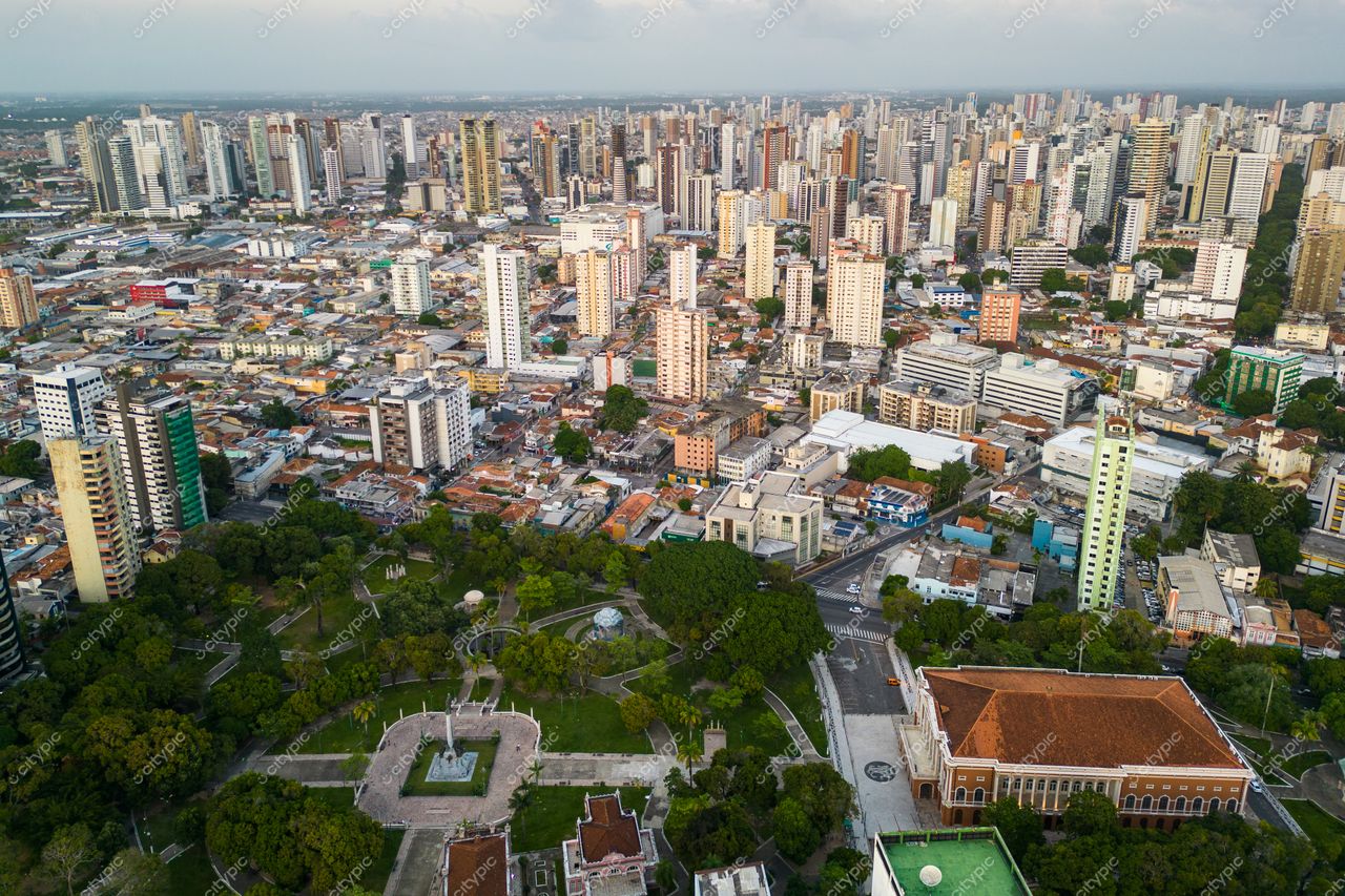 Belém, Pará vista aérea com área verde em primeiro plano e edifícios altos ao fundo durante o dia