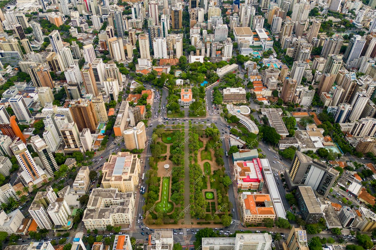 Belo Horizonte, Minas Gerais, vista aérea do centro urbano com parque verde e ruas movimentadas durante o dia