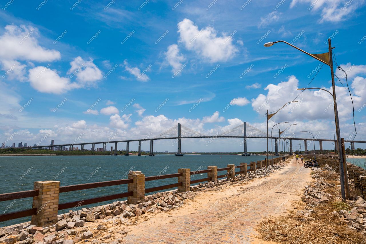 Natal, Rio Grande do Norte, vista panorâmica da ponte com estrada de paralelepípedos e vegetação ao fundo