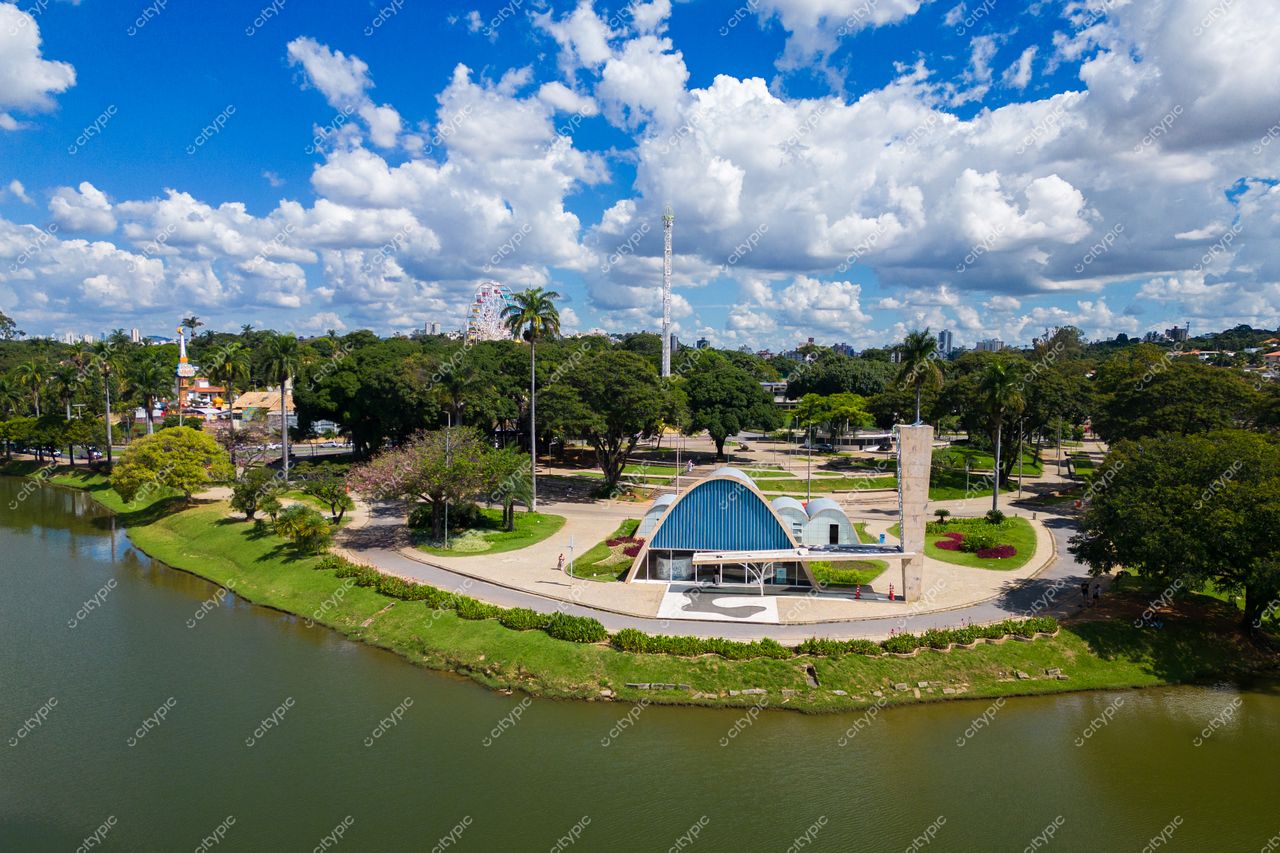 Belo Horizonte, Minas Gerais vista panorâmica de parque com lago refletindo céu e construção de telhado azul