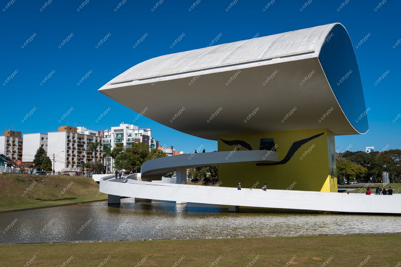 Curitiba, Paraná Museu Oscar Niemeyer com cobertura arredondada e base amarela em dia ensolarado e área verde ao redor