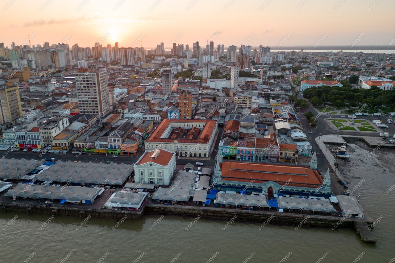 Belém, Pará vista aérea ao pôr do sol com arquitetura colonial e comércio na orla do Rio Guamá
