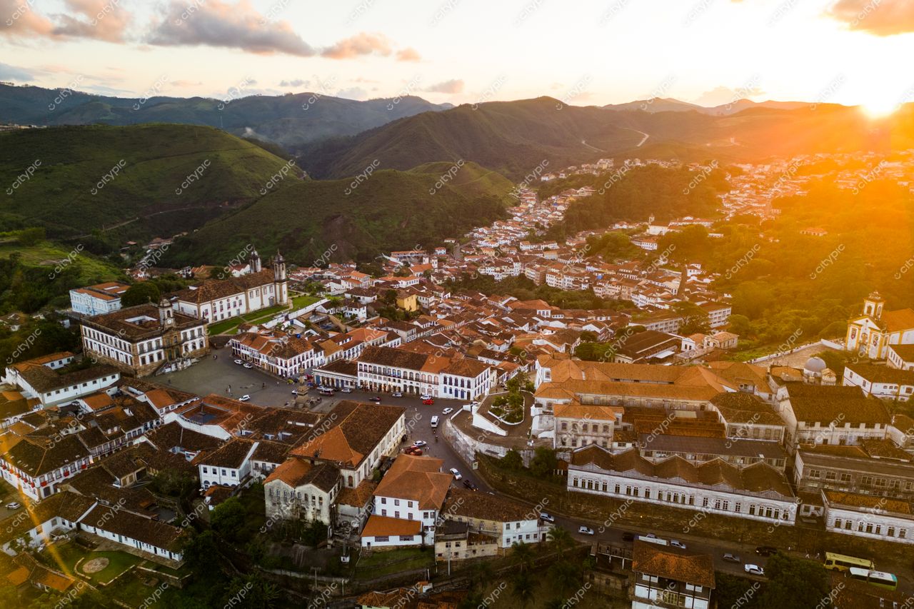 Ouro Preto, Minas Gerais, vista panorâmica ao pôr do sol com arquitetura colonial e relevo montanhoso verdejante