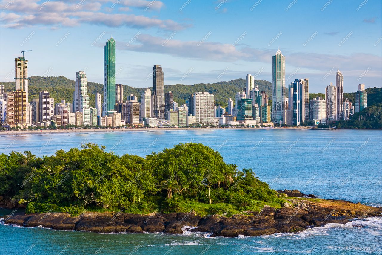 Balneário Camboriú, Santa Catarina, vista do horizonte com arranha-céus e montanhas em dia ensolarado e águas tranquilas
