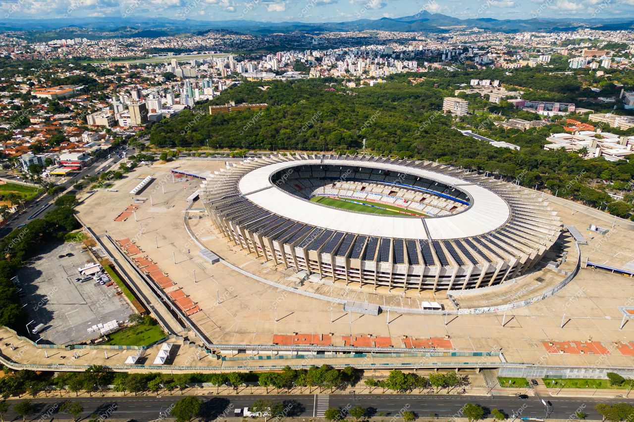 Belo Horizonte, Minas Gerais, fotografia aérea do Estádio Mineirão com arquitetura moderna e vegetação ao fundo em dia claro